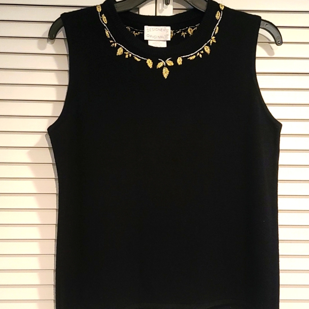 Black sweater top w embroidered leaf neckline, EUC short sleeve